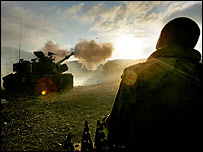 اسرائئلی ٹینک لبنان کی طرف گولہ باری کر رہا ہے