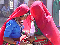 मेले में महिलाएँ