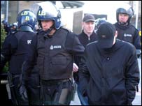 Британській поліції також часто додається роботи з футбольними фанами