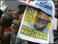 Simpatizante de Préval participa de manifestação em Porto Príncipe