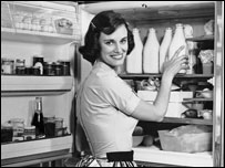 50年代的家庭主妇和她的冰箱