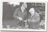 Y diweddar Huw Pricthard yn ngwmni Elfed, gynt o Efail y Cwm, yng Nglynllifon yn 2003.