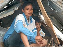 Mãe e filho em campo de refugiados em Aceh, na Indonésia