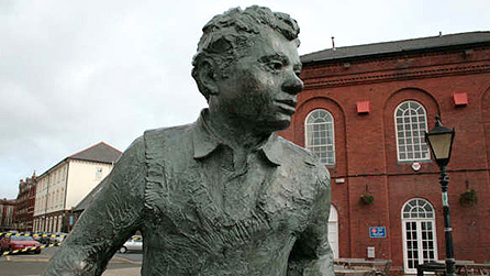 Cerflun o Dylan Thomas