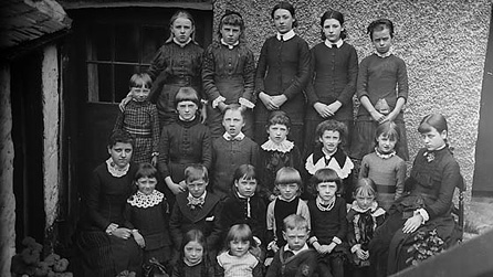 Ysgol Miss Barlleg, Conwy, 1885. O gasgliad John Thomas, Llyfrgell Genedlaethol Cymru