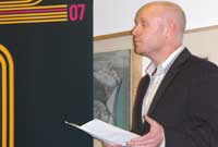 Gwion Hallam yn cyhoeddi enwau'r deg llyfr yn Ninbych