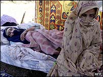 Mãe vela pela filha ferida em um campo de refugiados em Bagh