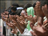 Törenlere katılan Şiiler