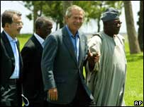 O presidente dos Estados Unidos, George W. Bush, e outros líderes mundiais no encontro do G-8 na Geórgia, nesta quinta-feira