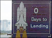 Mekiğin inişi için geri sayım yapılan levha