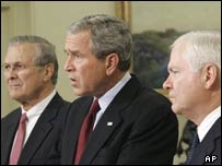 (Soldan sağa) Donald Rumsfeld, George Bush, Robert Gates