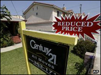 آگهی فروش خانه در لس آنجلس همراه با تابلوی کاهش قیمت