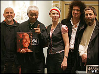 Peter Gabriel, Nelson Mandela, Annie Lenox, Brianem Mayem a Jusuf Islam při křtu knihy