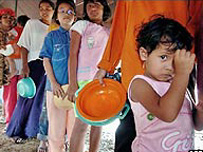 Felaketzedeler yardım kuyruğunda