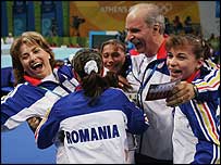 تيم ژيمناستيک رومانی پيروزی خود را جشن می گيرد