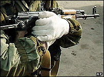 Bir güvenlik görevlisi