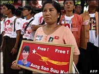 Các ủng hộ viên của NLD kêu gọi chính quyền thả tự do cho bà Suu Kyi