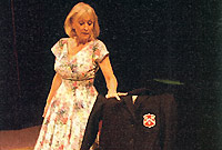 Sharon Morgan yn cyflwyno 'Holl Liwie'r Enfys' yn Gartholwg