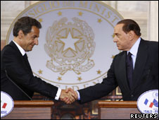 Sarkozy e Berlusconi, durante coletiva nesta terça (Foto: Reuters)