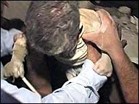 Menino retirado de escombros em falluja