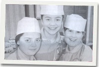 Tair o ferched Ysgol y Garnedd wrthi'n paratoi cacen sbwng