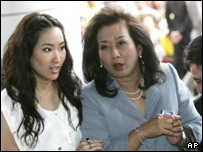 خانم شیناواترا (راست) و دخترش هنگام ورود به دادگاه