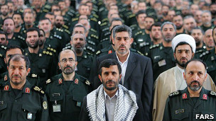 محمود احمدی نژاد در میان اعضای سپاه