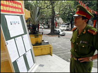 Công an quan sát điểm bầu cử