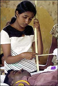 يک تن از وابستگان يک قربانی درگيريها در سريلانکا