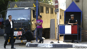 إغلاق جميع السفارات والمراكز الثقافية والمدارس الفرنسية 