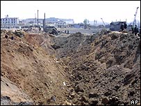 Cratera tem vários metros de profundidade 