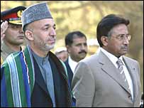 پرويز مشرف (راست) و حامد کرزی در سفر اخير مشرف به کابل