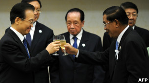 中国总理温家宝与柬埔寨总理洪森相互敬酒