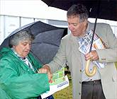 Mrs Theo Davies yn dangos y ffordd i Hywel Gwynfryn