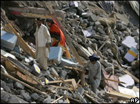 Sobreviventes no que sobrou de sua casa em Muzaffarabad