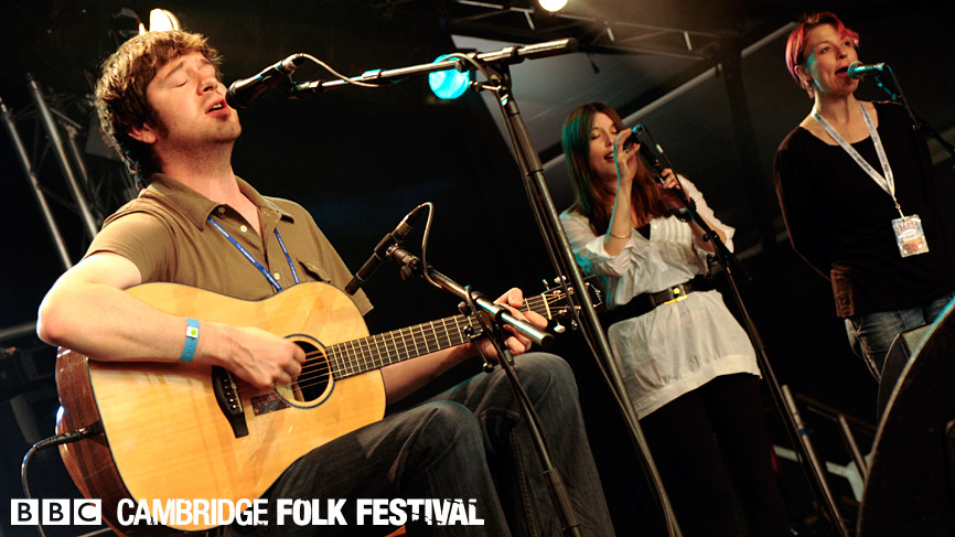 Lau rope in fellow performers Bella Hardy and to lend backing vocals to their set.