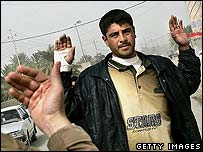 Iraklıyı yanına çağıran bir asker