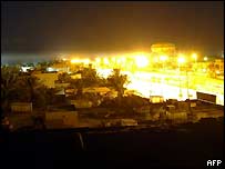 Pohled na Nadžaf při nočním bombardování