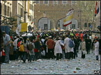 Fiéis na fila para ver o papa João Paulo 2º