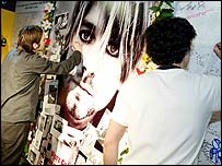Fãs assinam painel em homenagem a Cobain em Londres