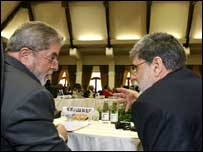 O presidente Luiz Inácio Lula da Silva, conversa com o ministro das Relações Exteriores, Celso Amorim, durante reunião de Cúpula do Ibas em Pretória, Africa do Sul. Foto: Ricardo Stuckert/PR 