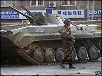 Xe tăng TQ giữ trật tự ở Lhasa