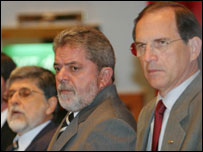 Lula entre os ministros Amorim (à esquerda) e Furlan (à direita)