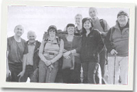 Aelodau o'r clwb cerdded