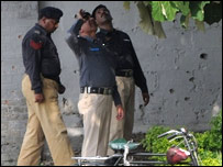 Olay yerinde inceleme yapan polisler