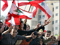 Soldados e policiais foram destacados para formar um cordão de segurança em volta dos prédios do governo.