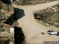 Carro parada próximo a muro entre EUA e México