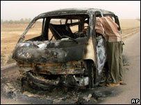 Homem vistoria van que foi alvo de ataque em Bagdá