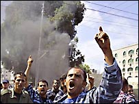 Maaşlarının ödenmemesini protesto eden Filistinliler