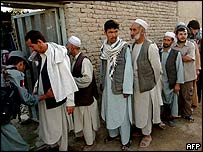 Afganistan'da seçim kuyruğu